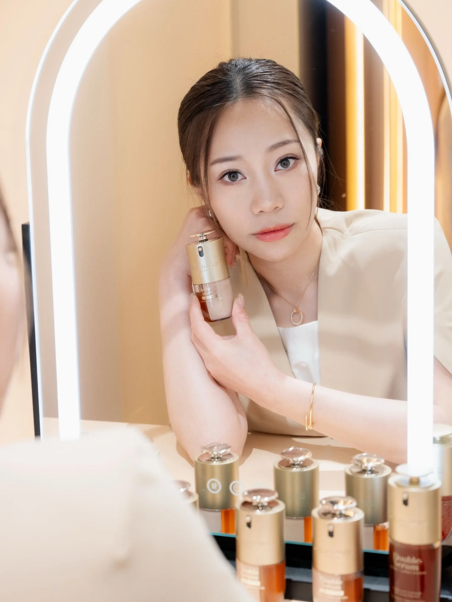 Clarins全新Double Serum Founation靈感源自 Double Serum 賦活雙精華的雙管科技，粉底及精華被精密區隔，在按壓瞬間融合 2：1 黃金比例粉底及精華，做到養膚同時養妝，讓肌膚實現內外透光效果🌟

全系列共有 6 色選擇，專為亞洲膚色而設。粉底液呈乳酪質感，輕透水潤，柔焦平滑，不黏膩、不悶膚，膚質匀淨，帶來即時可見的亮采妝效，疊加能達至中至高遮瑕。而家喺我哋工作室 @hana.makeup.studio.hk 都可以試用啦！

踏入 @CLARINSHK 「 