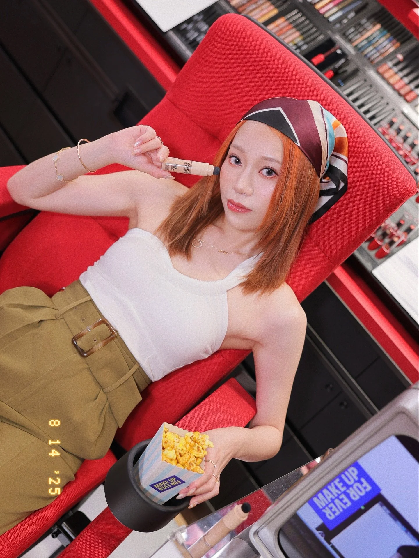 MAKE UP FOR EVER HD SKIN家族再添加全新成員
HD SKIN雙效粉底遮瑕霜 正式登場！🎊
實現粉底與遮瑕二合一，用一支就做到無瑕妝效
快速搞掂暗瘡印、黑眼圈、泛紅等肌膚問題 🪄💨

✨ FOUNDCEALER雙效合一：
遮瑕 + 粉底二合一👌🏻一支搞掂全面遮瑕與底妝需求
快速修飾膚色不均、暗瘡印、泛紅等瑕疵

✨ 極高遮瑕力 &times; 零負擔感：
創新遮瑕配方，輕盈貼膚、不黏笠不卡粉，妝感自然半霧，Keep住原生好膚質

✨ 獨特雙頭設計：
上妝更快更準，採