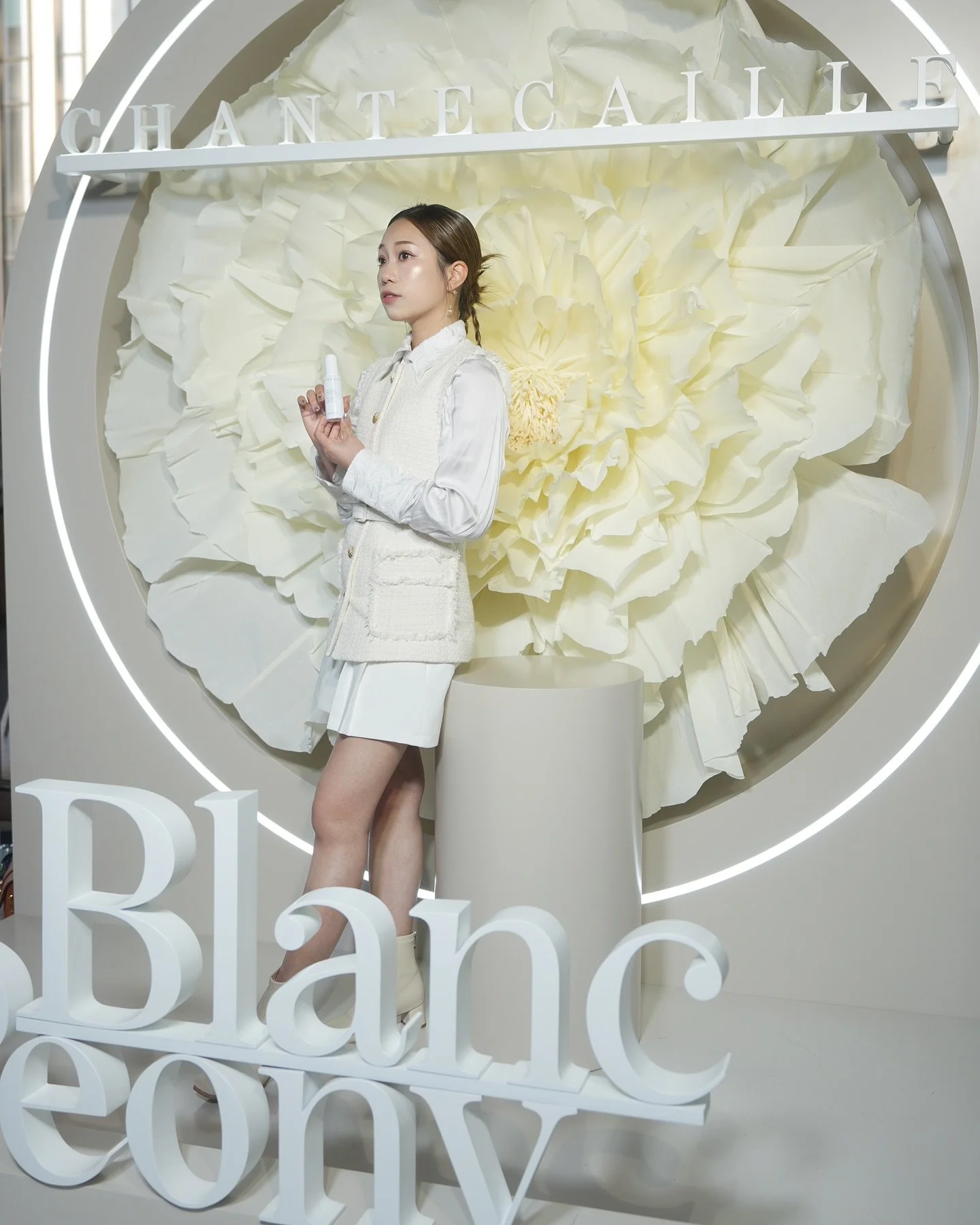 CHANTECAILLE 推出品牌首個美白系列
#雪牡丹臻白透亮系列 #BlancPeony 
多維度全方位 #引光聚焦 淡斑嫩膚
由內而外凝聚透亮光芒 #養出透亮瓷白肌 

今次舉行的產品發佈會特別以主要成分之一雪牡丹為主角
由場內佈置至茶點，均以白牡丹花為主題
打造白牡丹的花花世界；
當中大型紙品花藝，十分吸睛，成為會場焦點
為配合 #引光聚焦 #肌底造光 的主題
活動更設有DIY白牡丹聚光燈工作坊
以及即場試用3款 #造光瓷白瓶 

精華 👉🏻 深度亮肌、淡斑、均勻膚色
面霜 👉🏻