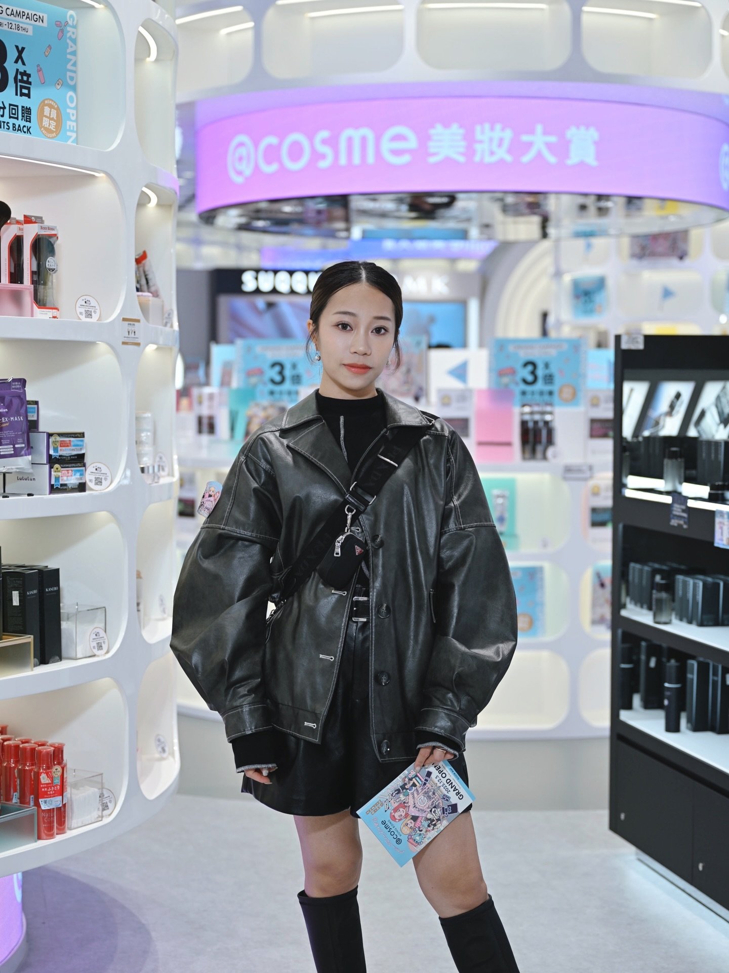 #美妝夢幻之旅馬上啟程 🛍️✈️
終於不用飛去日本🇯🇵 也能逛@ cosme旗艦店啦！✨
首間海外美妝旗艦殿堂 @at_cosmehk 尖沙咀盛大開幕！

#全港最大美妝店 整整三層的美妝樂園
匯集超過450個品牌、8000件話題選品 😍
更有超過40個 #atcosmeHONGKONG 獨家引進的「日🇯🇵韓🇰🇷超人氣品牌」首度登陸香港
無論是香港、日本還是韓國的最新美妝趨勢、熱賣好物，都能一次過試到、體驗到！💖

在旗艦店下載  atcosme HK App，解鎖最完整的互動