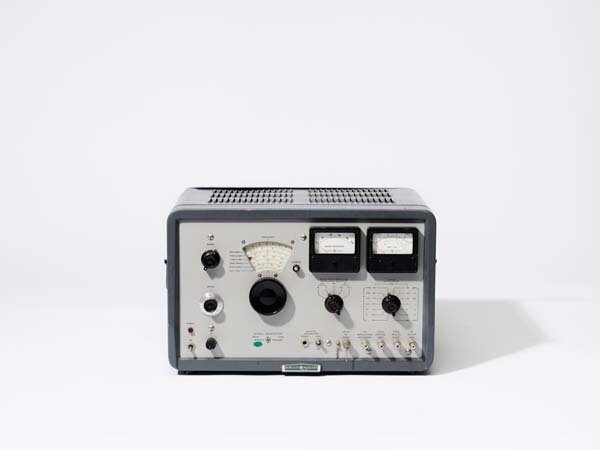 MESS_COLLECTION_HP_Signal_Generator_606B_1853.jpg