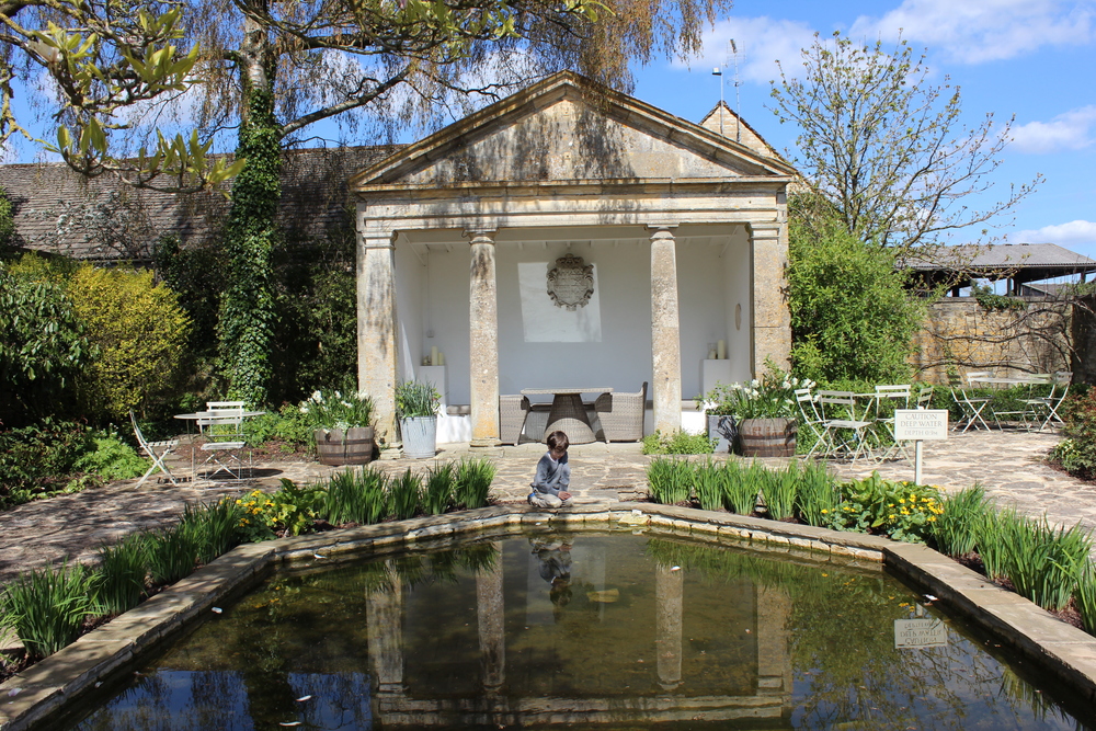 Rumpetrolldammen på Barnsley house.JPG