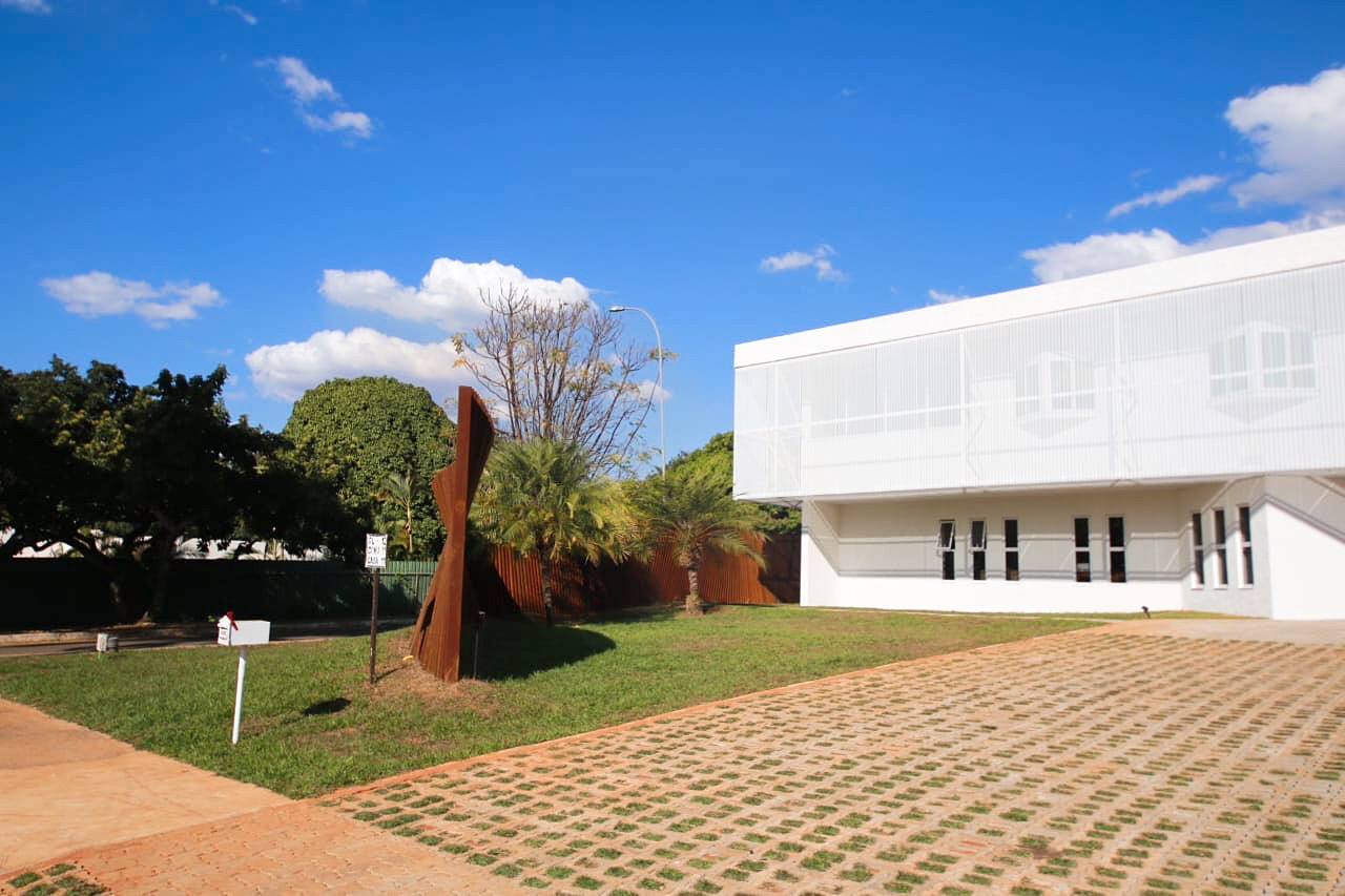  Localização | Brasília-DF Área | 800 m² Ano da obra | 2017 Arquitetura | ÁTRIA ARQUITETOS  Execução | WW Arquitetura &amp; Construção  Coordenadores | Arqt. Tatiana Fonseca e Arqt. Carlos Weidle  Fotos | Carlos Weidle 