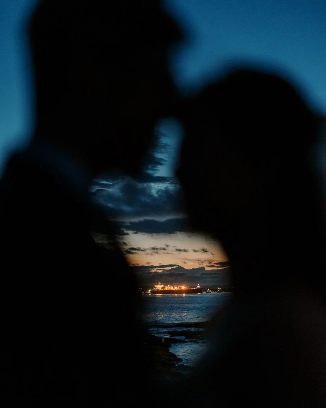 When the golden hour hits La Perouse just right. ✨

Started the session with that iconic cinematic wide shot at Bare Island, but it&rsquo;s the quiet, candid moments in the second slide that really tell the story. This is why I love what I do&mdash;c