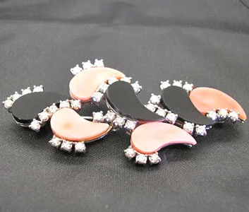 coral-onyx-and-diamond-brooch.jpg