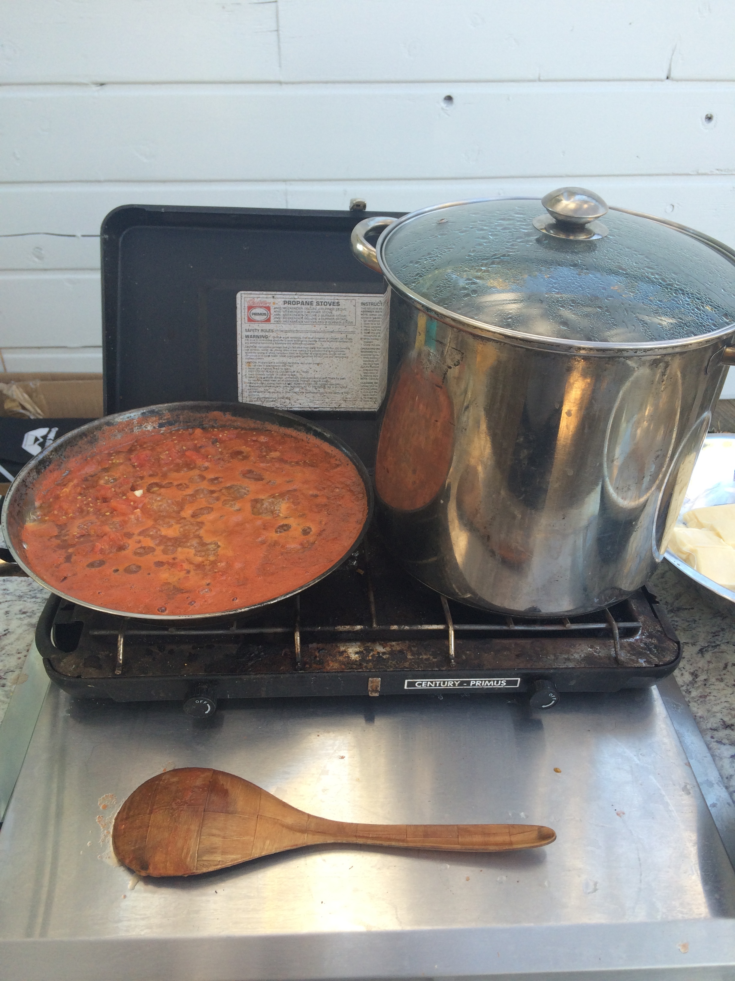 Now the tomato sauce simmers before a meal together