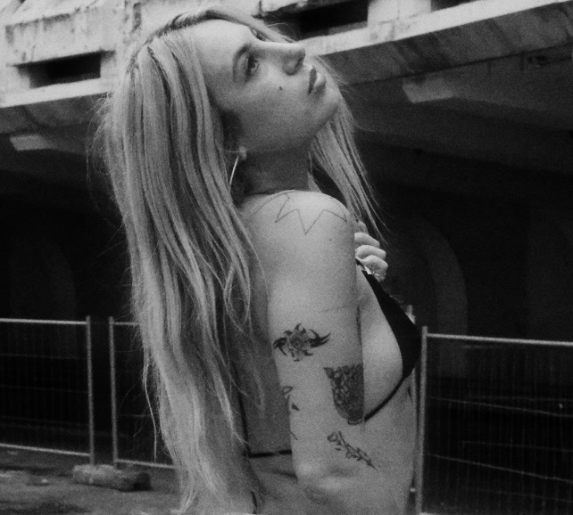 SHORT POSES / POSES CORTAS con @camilacourreges_