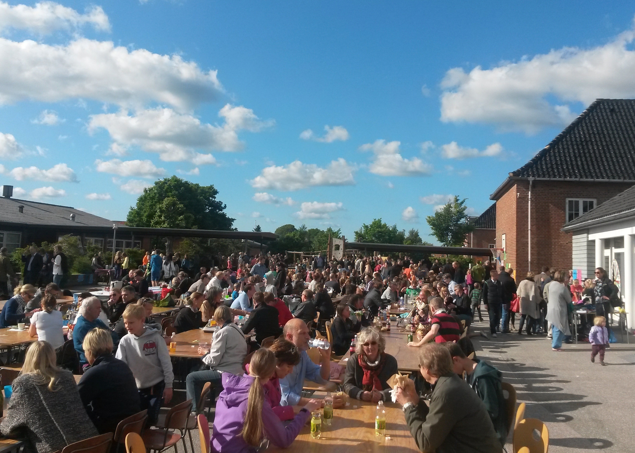 Der blev hurtigt trængsel ved alle boderne rundt om i skolegården, og alle fik plads i solen ved de mange borde, hvor der var dækket til 500 personer, men det vurderes, at der i alt var op mod 700 børn og voksne, som fejrede dagen.
