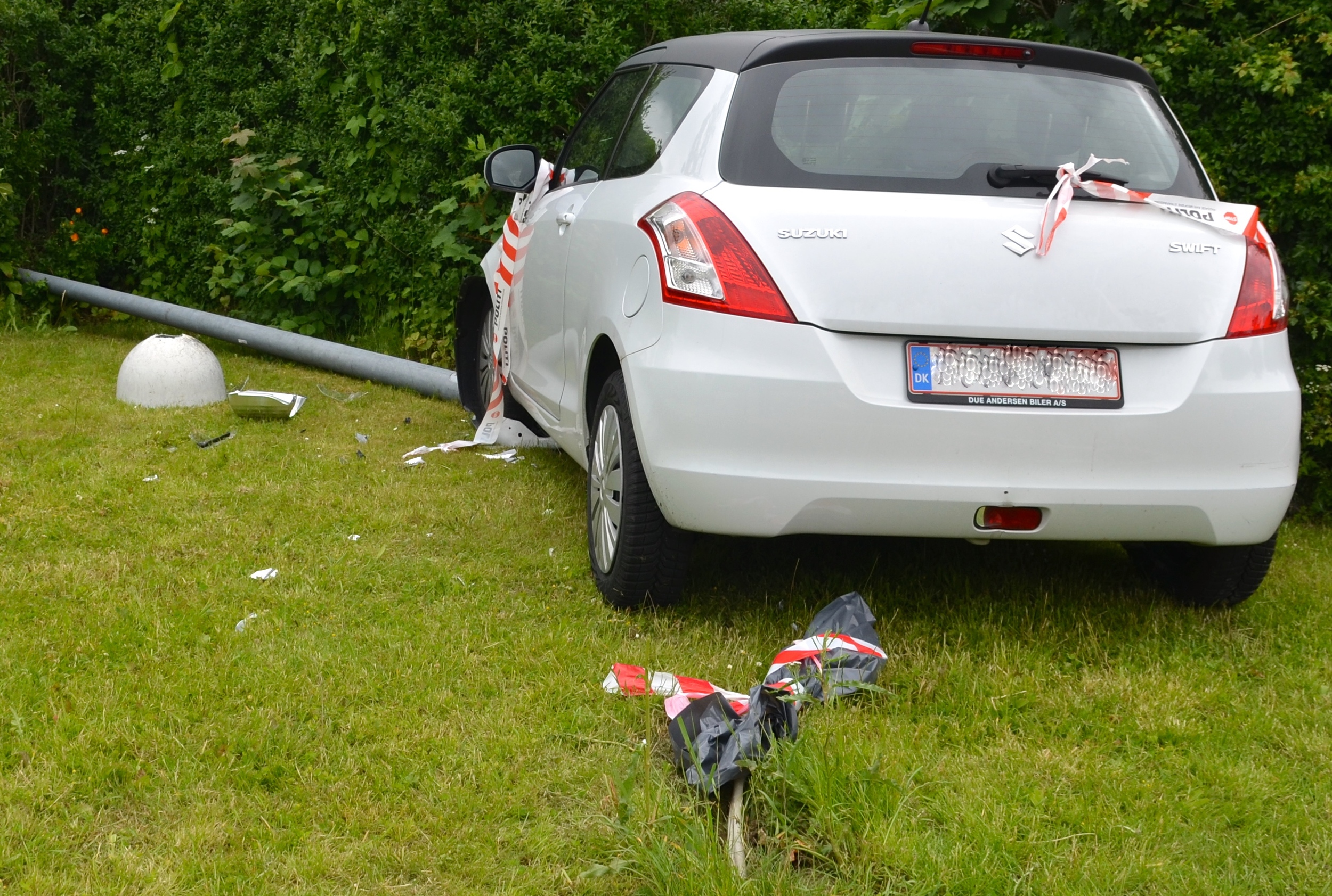Lysmasten stod oprindeligt placeret bag bilen, hvor el-kablerne stikker op ad jorden. Foto: AOB