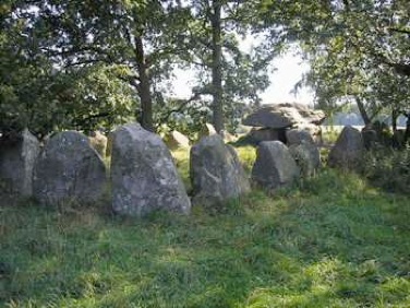 'Dæmpegårdsdyssen' kaldes også for 'Konge-dyssen'. Ikke fordi der er en fjern oldtidshøvding begravet, men fordi Kong Frederik VII deltog i udgravningen af langdyssen i 1860.