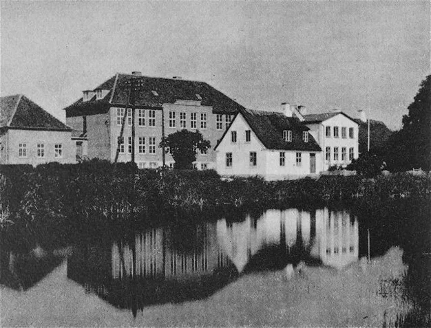 Gadekæret med Blovstrød gamle skole og bagved den nybyggede - 1936