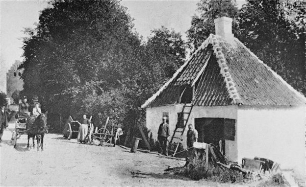Smedie på Smedegyden (kirken i bag-grunden) - ca. 1900