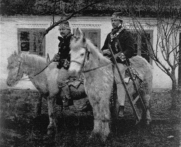   Glade Jensen og barberen rider fastelavn ved Carls Minde - ca. 1914  