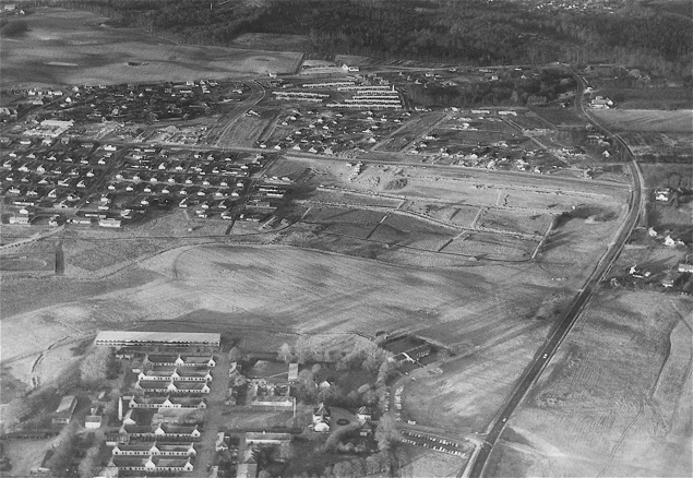  Billedet er fra 1969 og taget mod vest med&nbsp;Sandholmgårdvej til højre og Blovstrød Allé i midten. Bemærk,&nbsp; Sandholmlejren i forgrunden. 