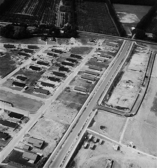 Billedet er fra 1969 og taget mod nord og viser det nordlige Blovstrød med Skovmarken, Blomstermarken, Østervang og Blovstrød Allé. Bemærk, at øst for Blovstrød Allé er der endnu kun opført én villa.