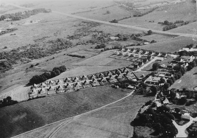 Billedet er fra 1958 og taget mod syd med Lundegårdsvej og Toften. Bemærk, at Drabæksvej endnu ikke er anlagt.
