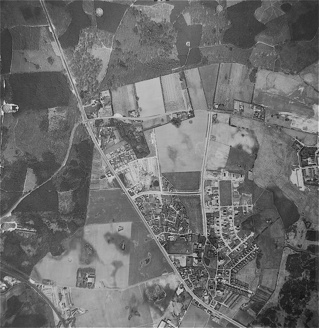 Luftfotoet er fra 1966. Bemærk, at Blovstrød Allé og Sjælsø Allé er anlagt, men alle villaveje i den nordlige del er endnu ikke er udført. Ligesom der endnu ikke er tænkt på Blovstrødcentret, Byparken, Blosvtrødhallen og IBM. Sjælsøparken er under opførelse.