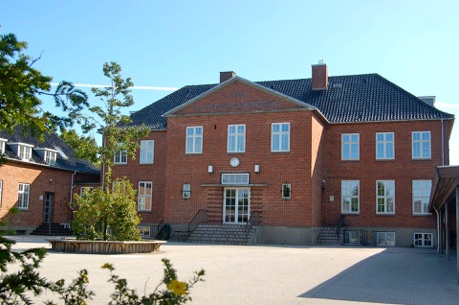 En Blovstrød-forældre mener, at kommunens katastrofeforslag vil medføre en langsom død af Blovstrød. Arkivfoto: AOB
