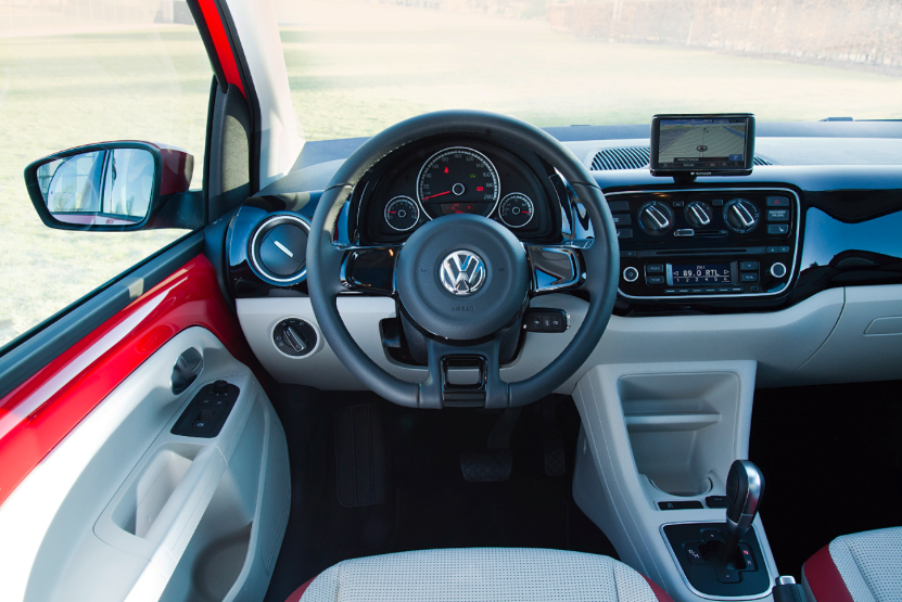 Arkivfoto af en VW Up med fastmonteret GPS