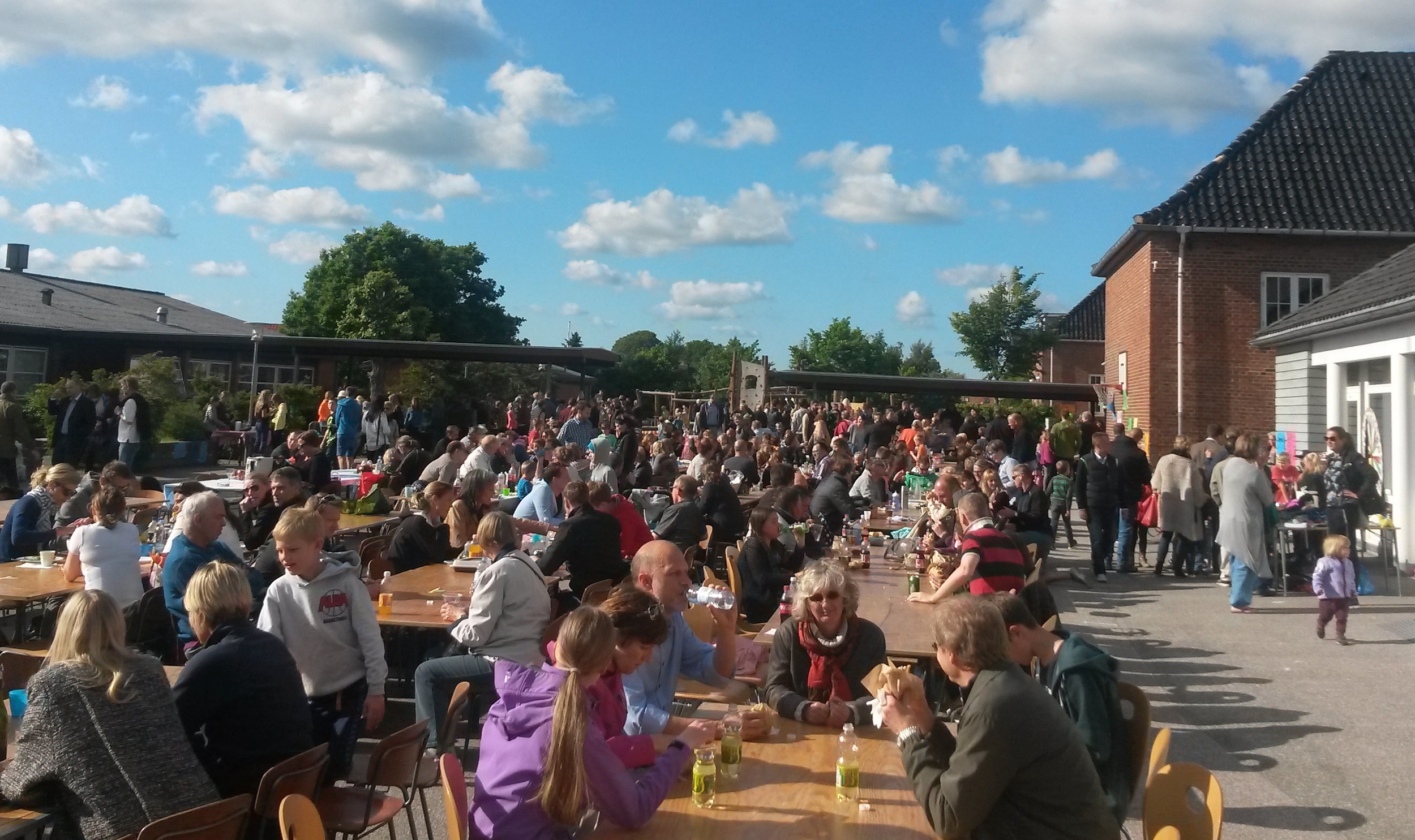 Facebook-gruppen skriver: "Blovstrød Skole er en fantastisk skole. Derfor skal den selvfølgelig ikke lukkes – hverken helt eller delvist!" Foto: Martin H. Wolffbrandt