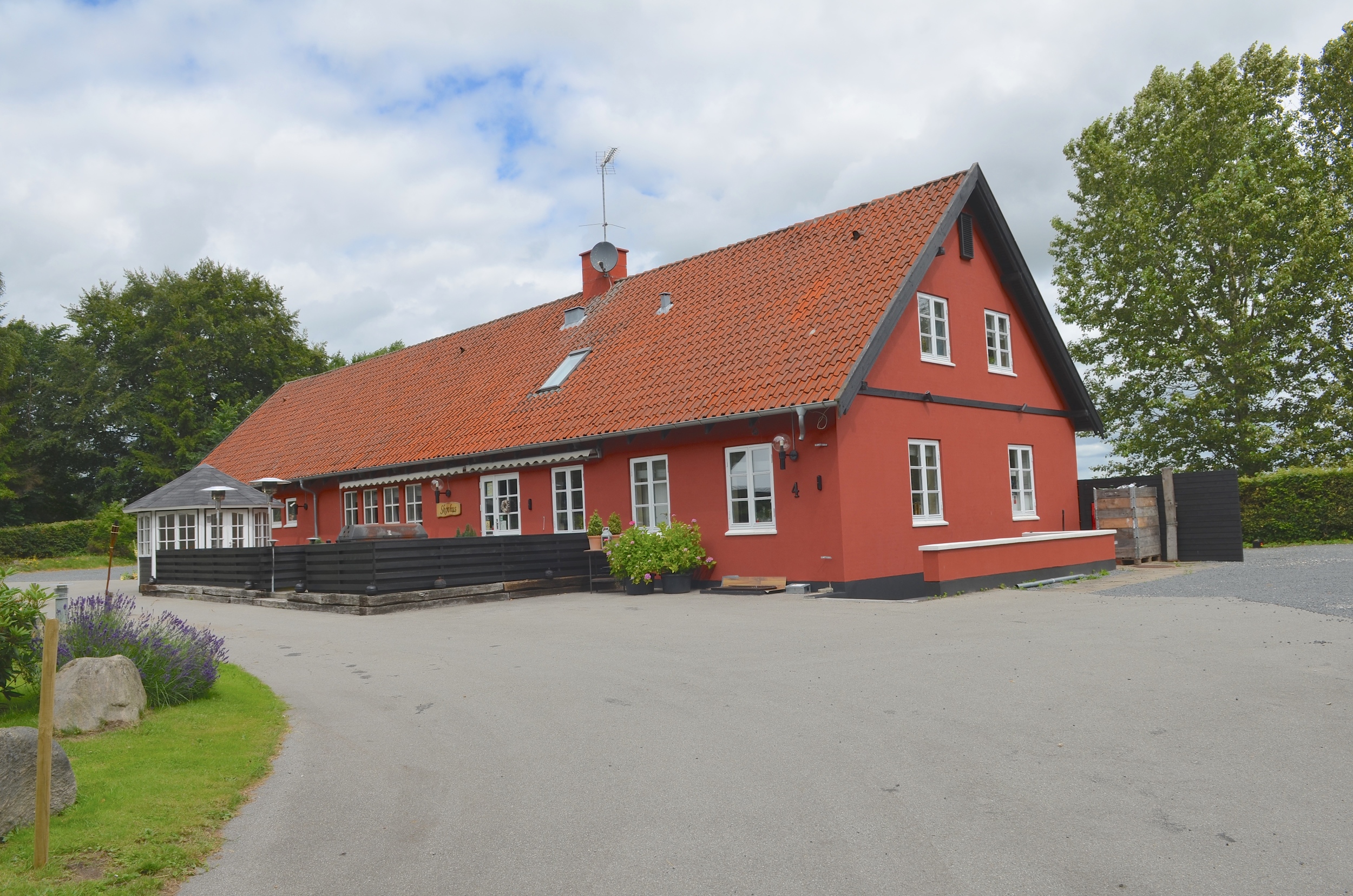 Restaurant Skovhus ligger på Stumpedyssevej 4