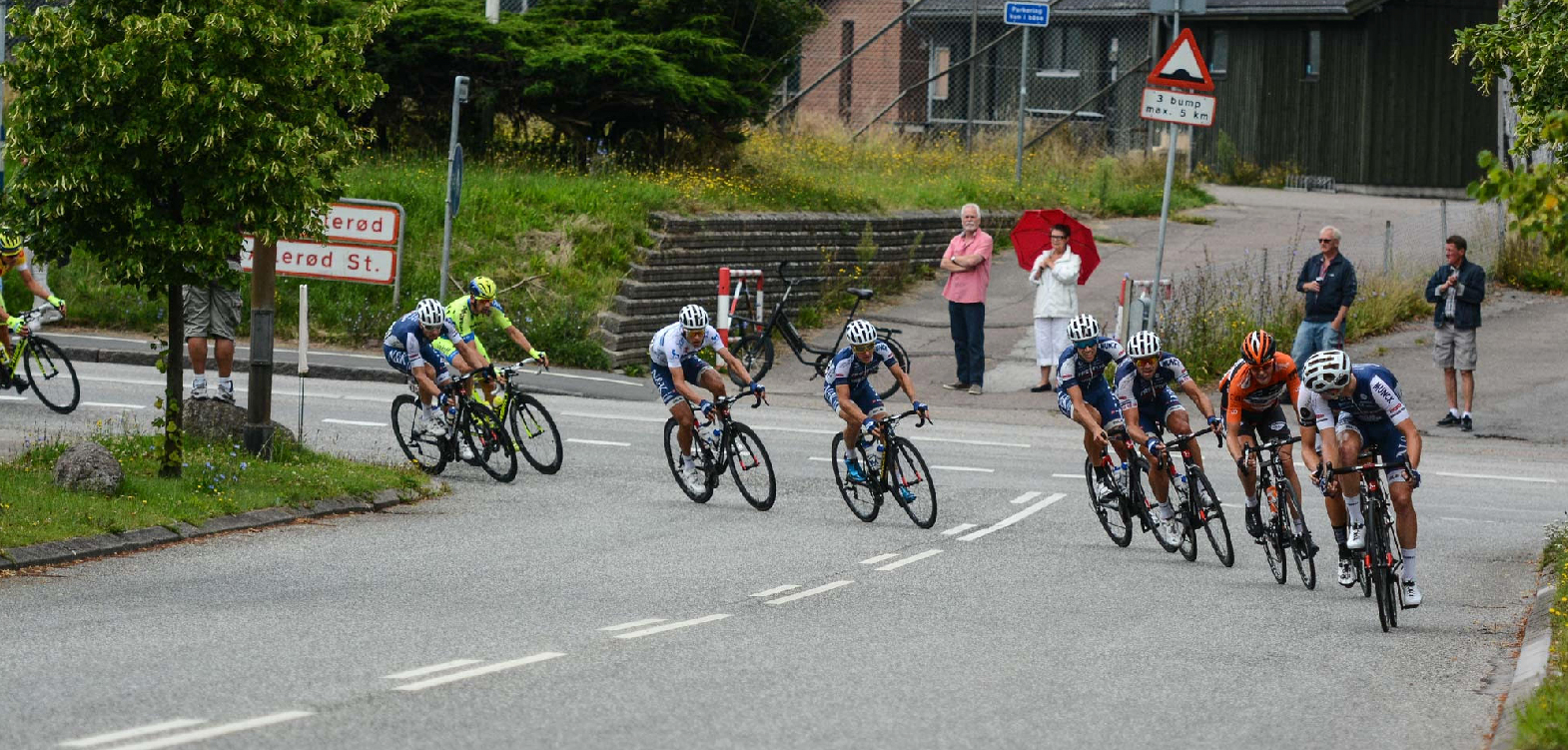 Cykelfeltet svingede fra Sandholmgårdsvej ind på Blovstrød Allé, hvor mange borgere havde taget opstilling. Foto: Copyright Poul Thorsen