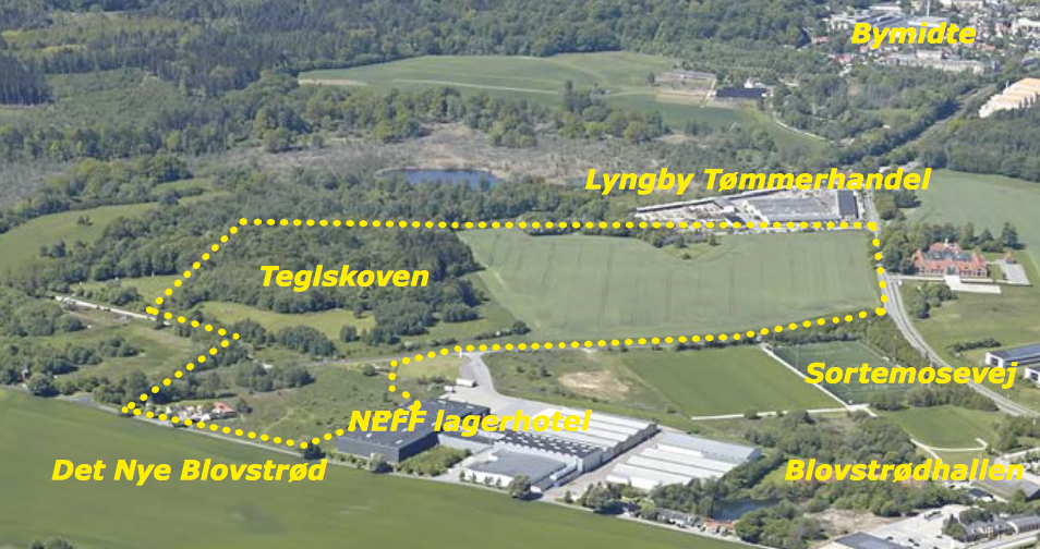 Lokalplansområdet afgrænses af den punkterede linie og udgør ca. 22 ha. I forgrunden ses marken for en del af det nye Blovstrød, og til højre i billedet løber Sortemosevej mod Lillerød.