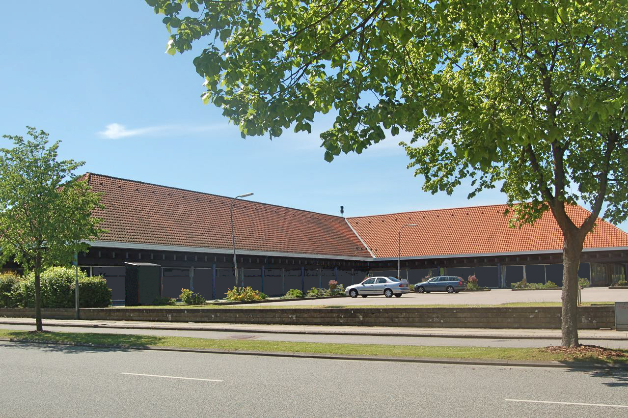 Bygningerne er oprindeligt tegnet af arkitekt Georg Jensen og opført 1968 – 1971 og fremstår karakteristisk med de store afvalmede røde tegltage og store udhæng med søjlegange. Arkivfoto: AOB