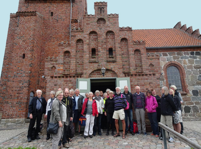 39 veloplagte og interesserede cykelentusiaster mødte som aftalt op kl. 10 ved Blovstrød Kirke, for at høre historien om kirken, der er en af landets ældste. Foto: Grete Lindahl Jessen