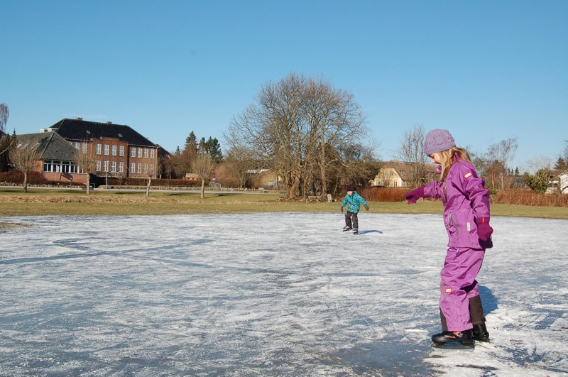 Om vinteren bliver arealet ved siden af gadekæret meget hurtig til en ca. 10 cm bundfrossen lille dam til glæde for børnene, som hurtigt får skøjterne på - længe før andre søer bliver åbnet. Foto: AOB