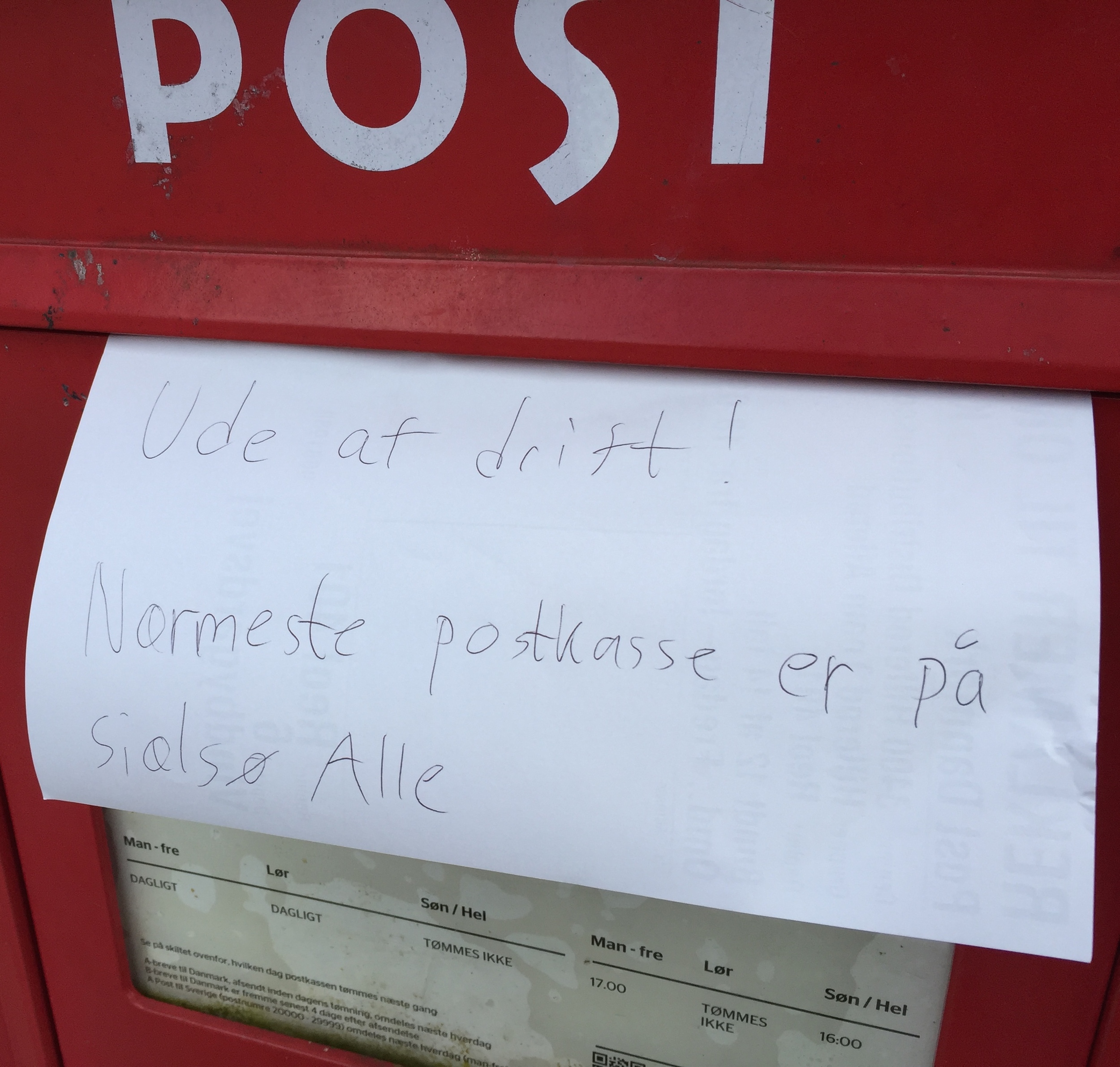 Postvæsnet har her i Blovstrød henvist til postkasserne ved Sjælsø Allé. Foto AOB