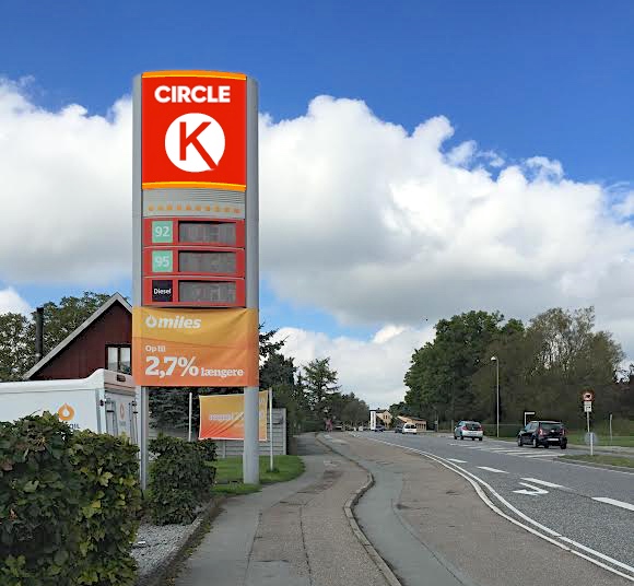 Der skal udarbejdes et nyt logo til benzin-stationerne, men AOB er på forkant og har her et bud på, hvordan det fremtidige logo kommer til at se ud. Manipuleret foto: AOB