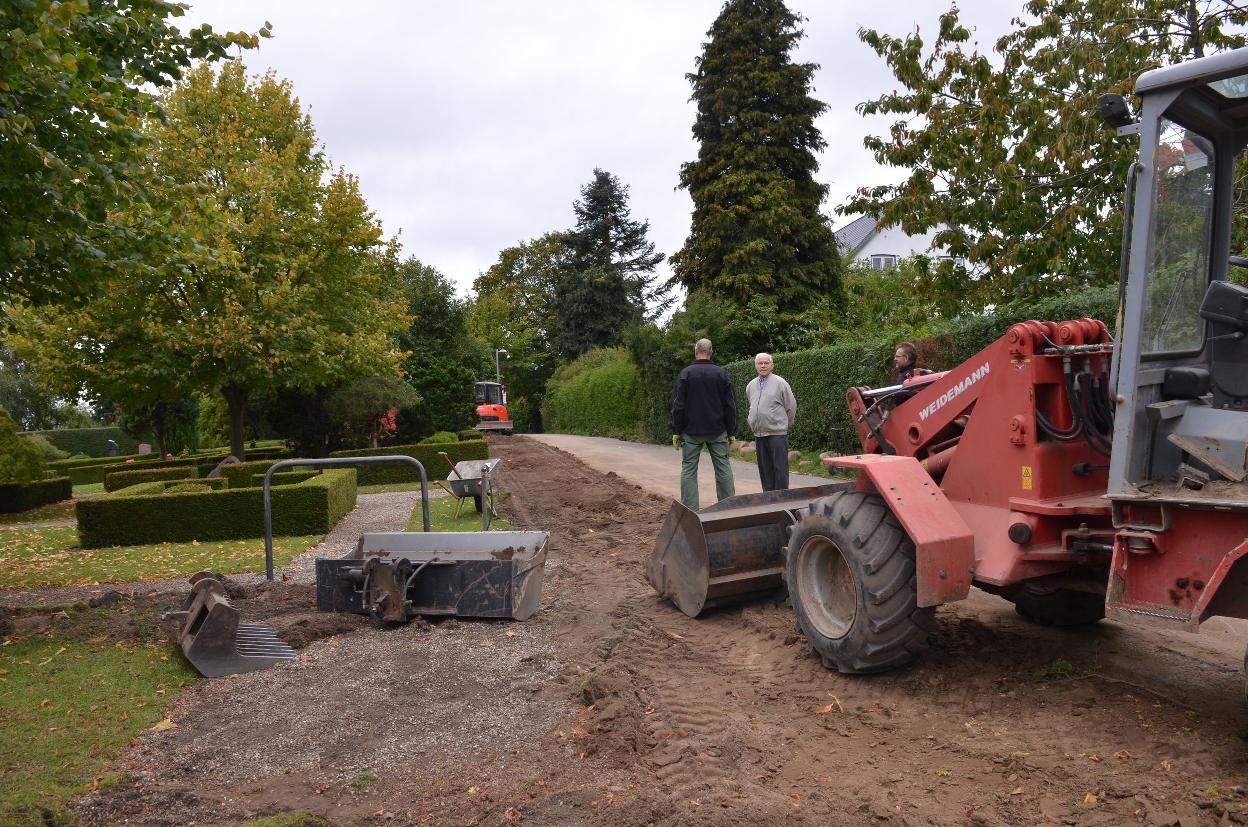 Stensætningen langs Møllestien nedlægges og i stedet plantes en bøgehæk langs vejen, hvor der samtidig sættes en granitkantsten. Foto: AOB