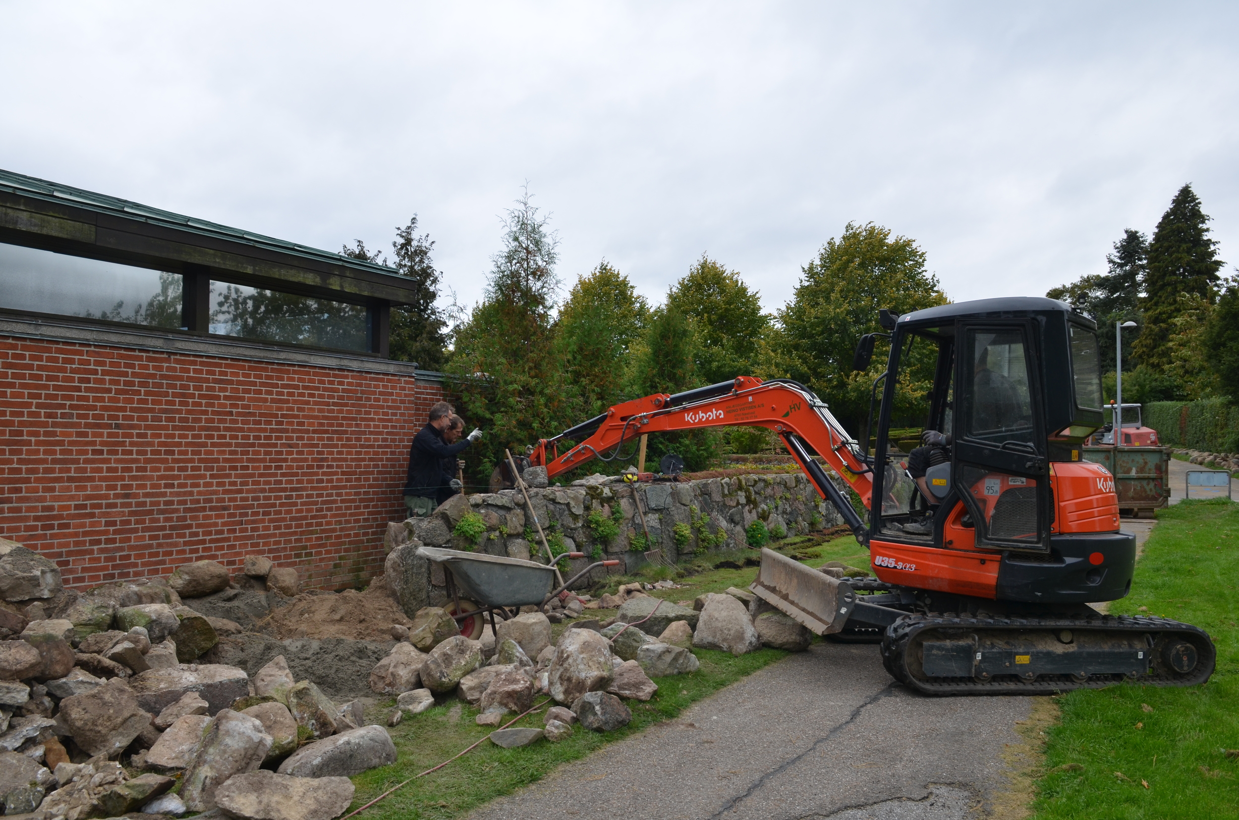 Stendiget langs Kapélvej er aldrig blevet renoveret. Dette bliver nu ved samme lejlighed gennemgået/genopbygget, og nogle af kampestenene fra Møllestien anvendes ved denne istandsættelse. Foto: AOB