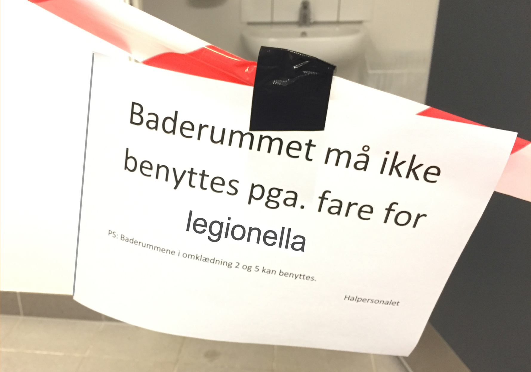 Afspærringen og skiltningen er nu taget ned igen ved baderummene, idet pumpefejlen er rettet og systemet kører normalt igen. Foto: AOB