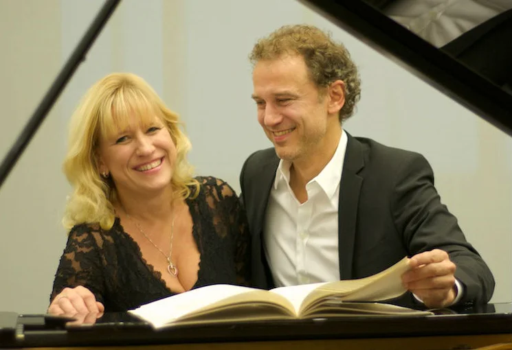 Tenor Thomas Peter Koppel og pianist Carol Conrad åbner en musikalsk pakkekalender i Blovstrød Sognegård.