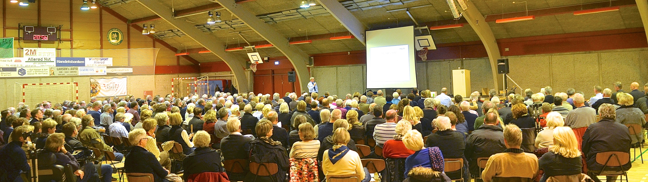 Der var omkring 350 Blovstrød-borgere, som i sidste måned var mødt op til orienteringsmødet om naboforholdet til Center Sandholm. De fleste spørgsmål blev stillet til politiet, men også borgmesteren modtog flere spørgsmål, som han nedenfor svarer på. Foto: AOB