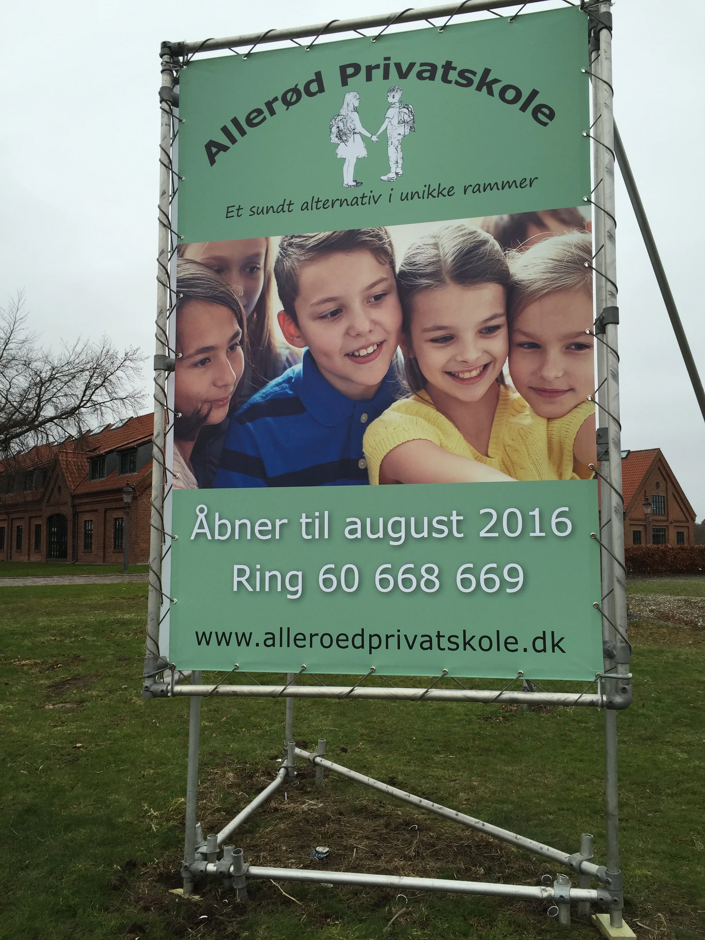 Allerød privatskole har netop opsat to store skilte, som fortæller, at skolen åbner til sommer. Foto: AOB