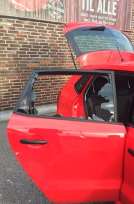 Der var glasskår overalt efter indbruddet i den parkerede bil. Men ingen har tilsyneladende set eller hørt noget. Privatfoto