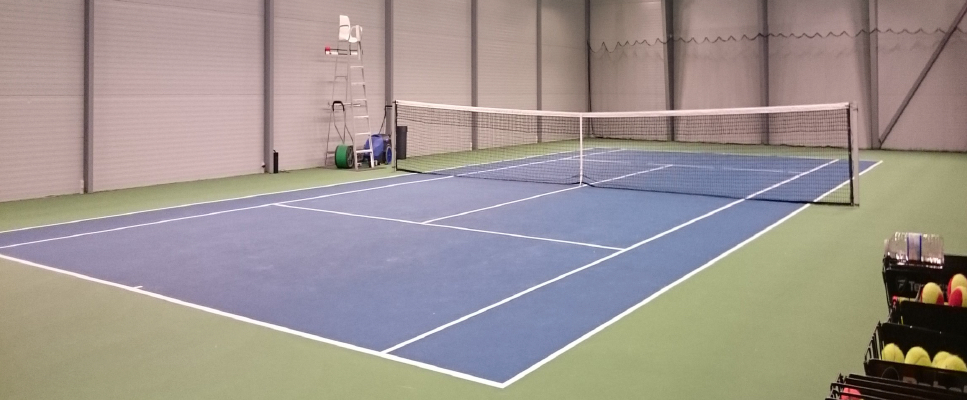 Tennishallen kan opføres med plads til en enkelt bane eller som bygning med plads til to eller flere baner. Foto: PLAY MAKER SPORTS ApS