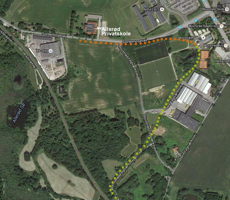 Forlængelsen af Blovstrødbanen er ca. 1/2 km - den orange markering. Og anlægget placeres langs sydsiden af Sortemosevej. Grafik: AOB
