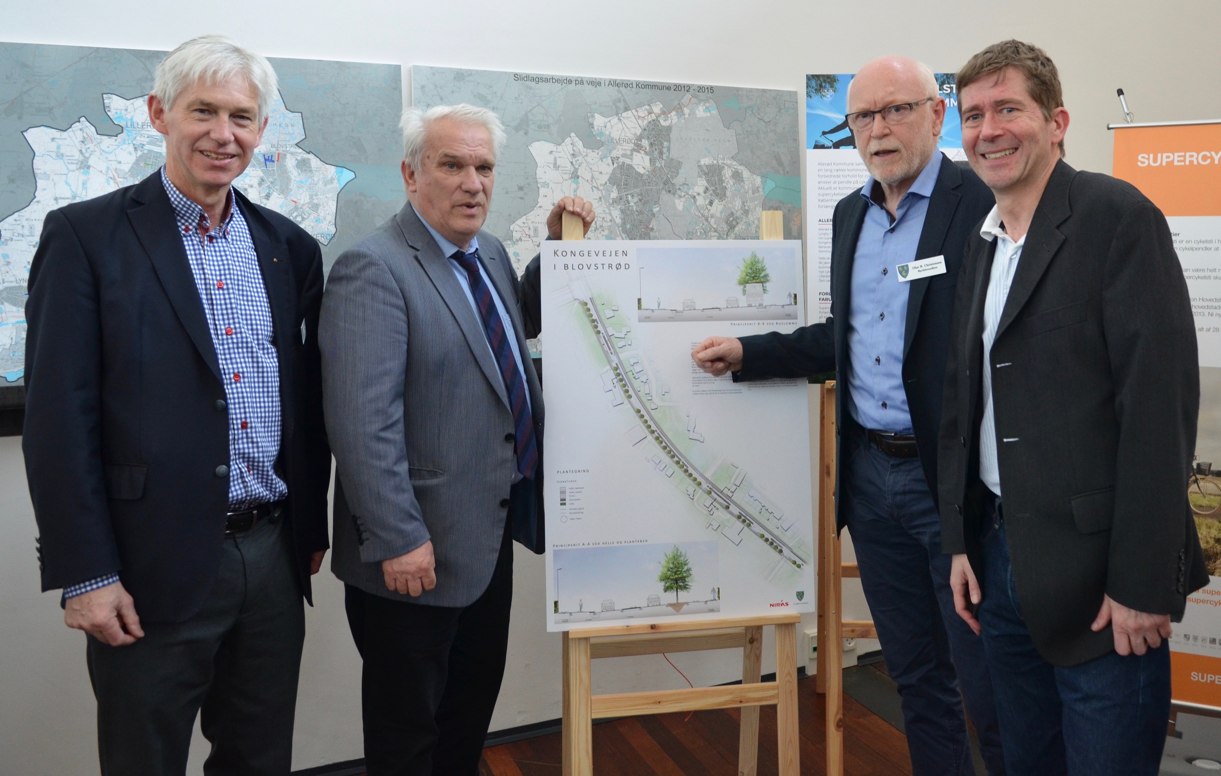 Det opdaterede Kongevejsprojekt bragte flere kommentarer og spørgsmål på banen. Bl.a. mente flere Blovstrød-politikere, at det er en fejl, at der ikke etableres en buslomme for den nordgående trafik. Niels Kirkegaard, Erling Petersen, Olav B. Christensen og Martin H. Wolffbrandt. Foto: AOB