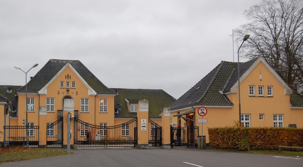 Mandag aften var der igen ballade i Modtagecenter Sandholm, da en 17-årig asylansøger - ifølge Nordsjællands Politi - løb truende rundt med en kniv. Arkivfoto: AOB