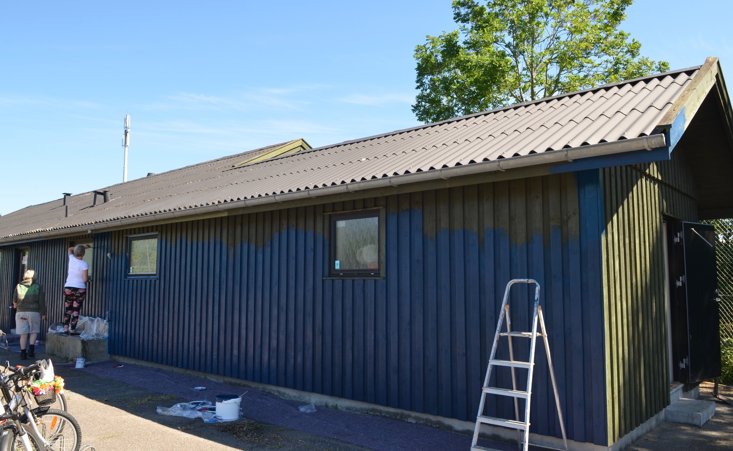 Det bliver virkelig en opfriskning af facaden med den spejderblå facade og med hvide vinduer. Foto: AOB