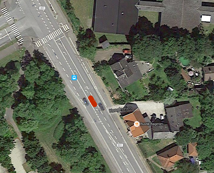 Man kan på luftfotoet tydelig se, at den tidligere vestresvingsbane startede ud for bageren, men nu er der placeret en helle (det røde felt) midt i venstresvingsbanen, hvorved den næsten er blevet halveret.