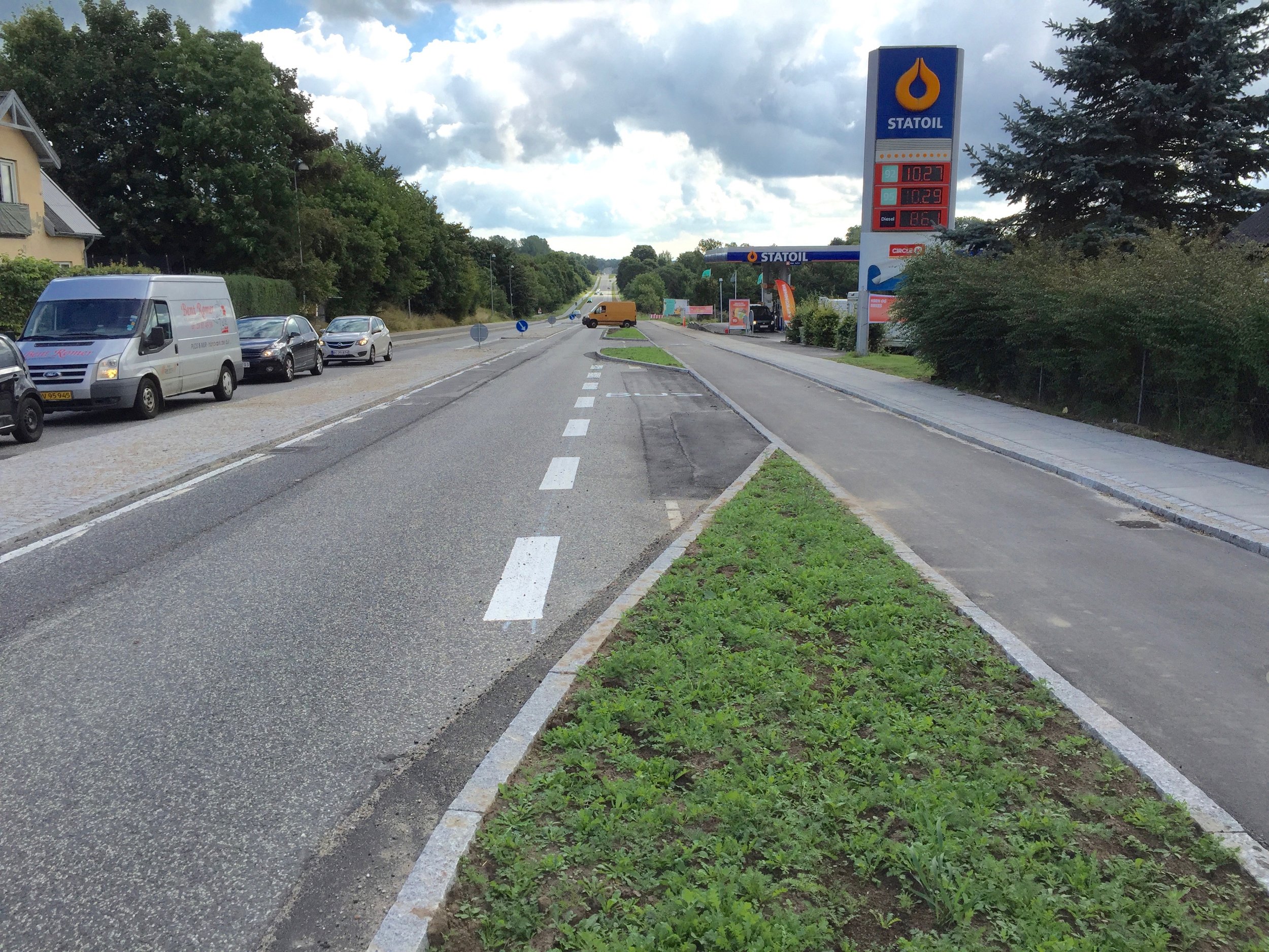Buslommen ved Statoil er forlængst etableret, men er stadig ikke taget i brug - Busskiltet med køreplan står ca. 300 meter længere mod syd. Foto: AOB