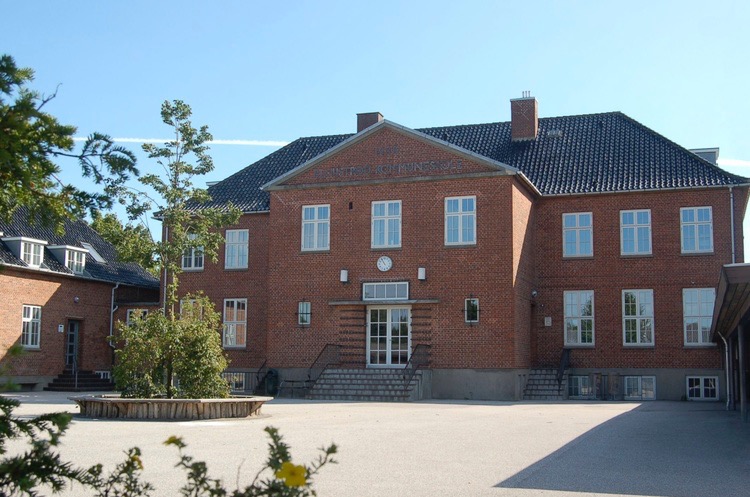 Når eleverne på Blovstrød Skole i 7., 8. og 9. klasse møder i skole om morgenen, bliver de bedt om at aflevere deres mobiltelefoner ved timens start. Arkivfoto: AOB