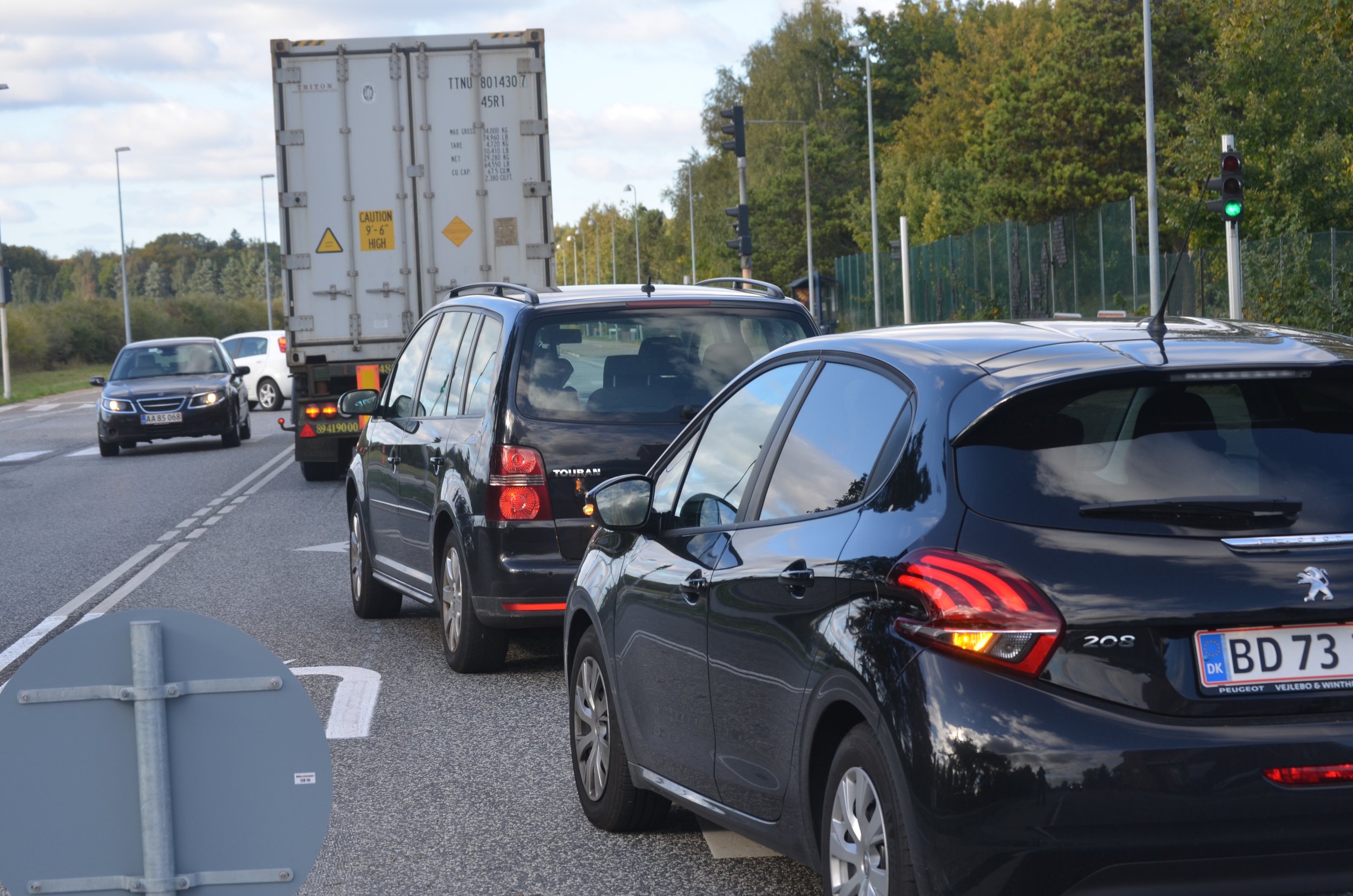 Ved den korte venstresvingsbane mod Sortemosevej spærrer alle de bilister, som skal til venstre, for de ligeud-kørende, hvilket skaber de lange køer. Foto: AOB