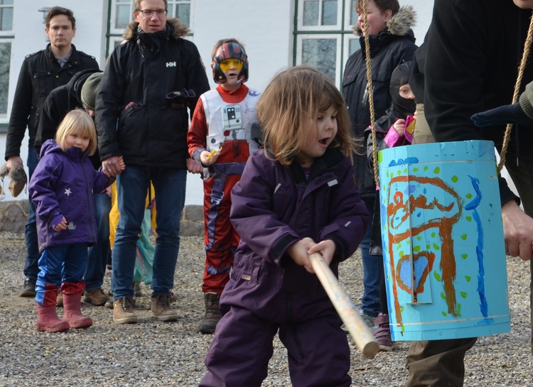 Som altid var der stor tilslutning til Blovstrød Kirkes fastelavnsfest. LÆS ARTIKEL