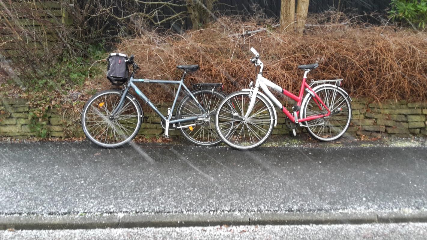 Her til formiddag (i snevejret) står der to ulåste cykler på Humlemarken. Er det en af dine cykler? Privatfoto